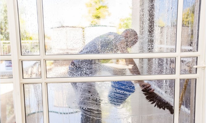 איך מנקים חלונות