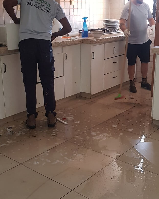 ניקיון יסודי של הרצפה אחרי שיפוץ