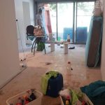 סלון מלוכלך לאחר שיפוץ