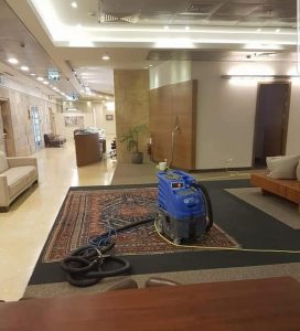 שואבים אבק במשרד לאחר שיפוץ