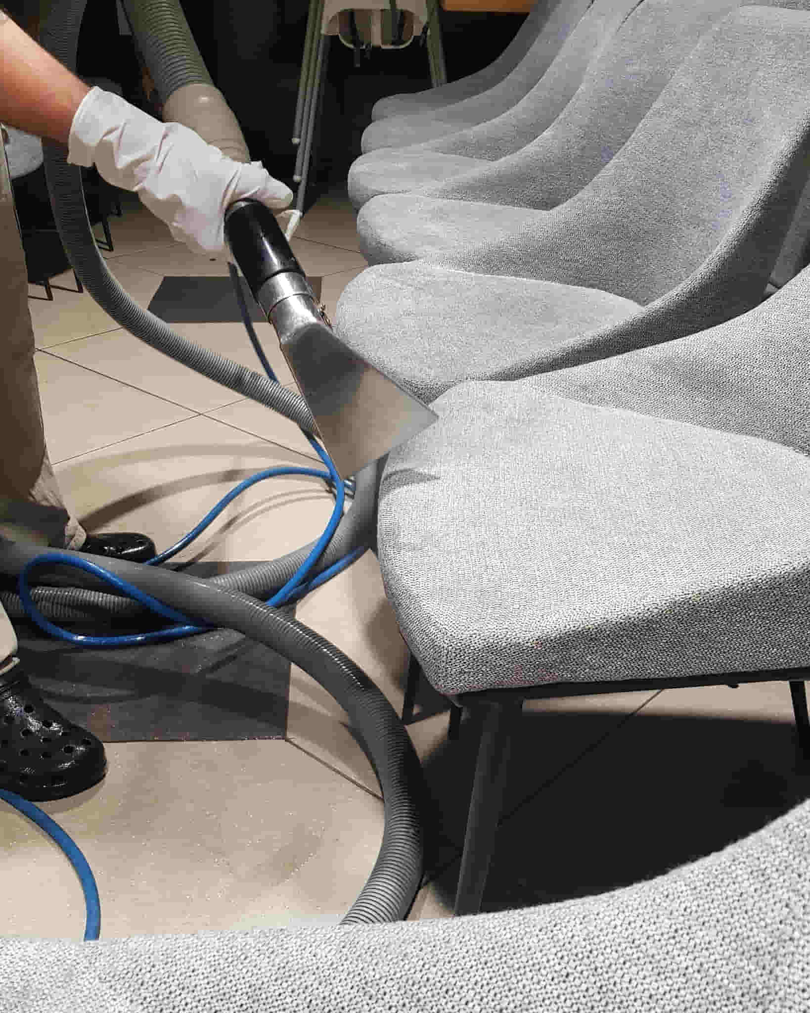 שאיבת מושבים מבד במסעדה