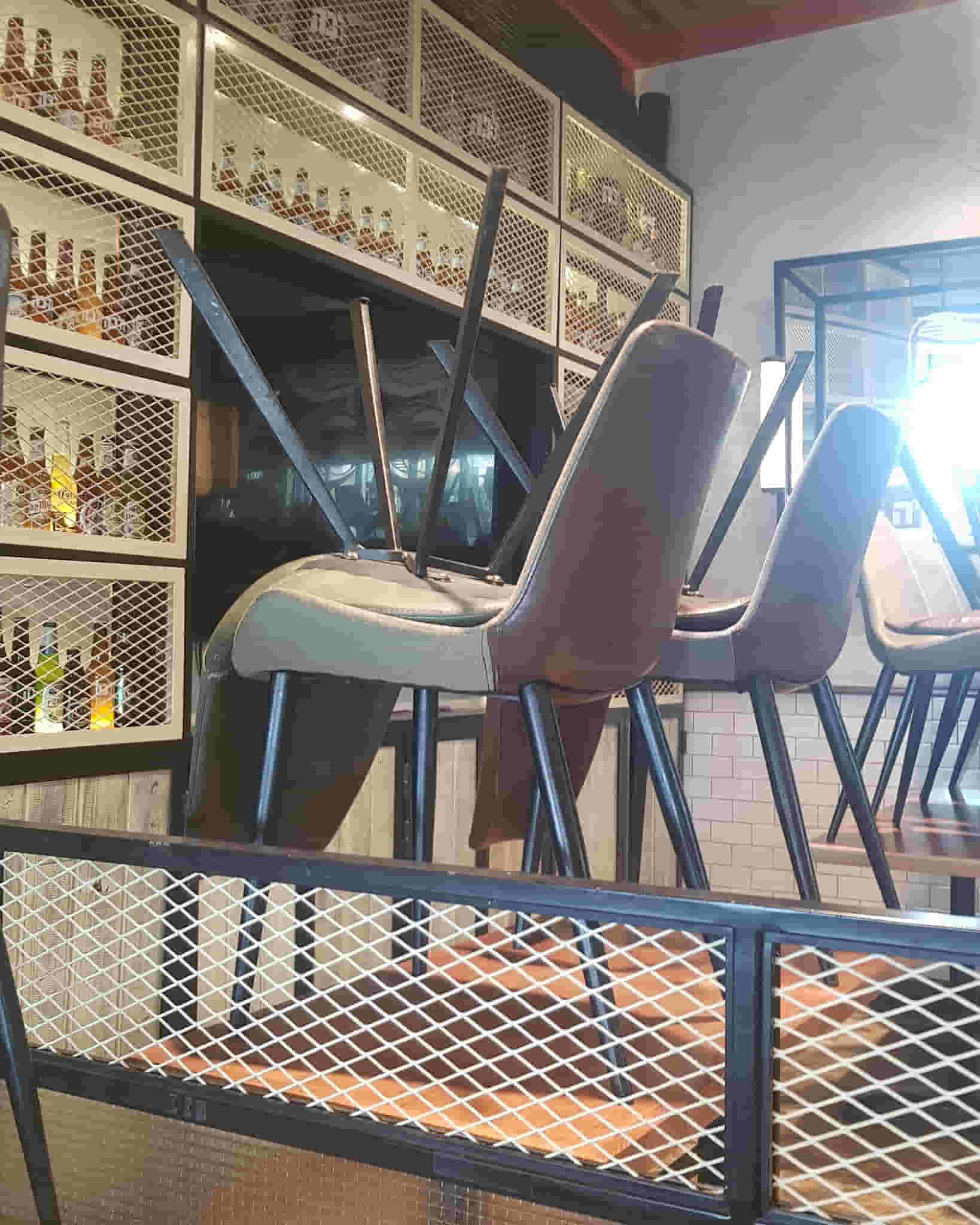 שטיפת רצפה במסעדה