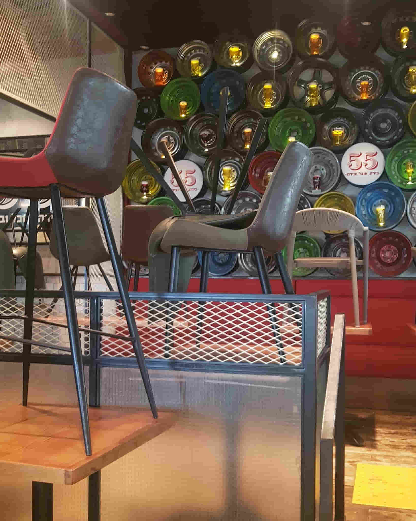 ניקוי כיסאות ושולחנות במסעדה