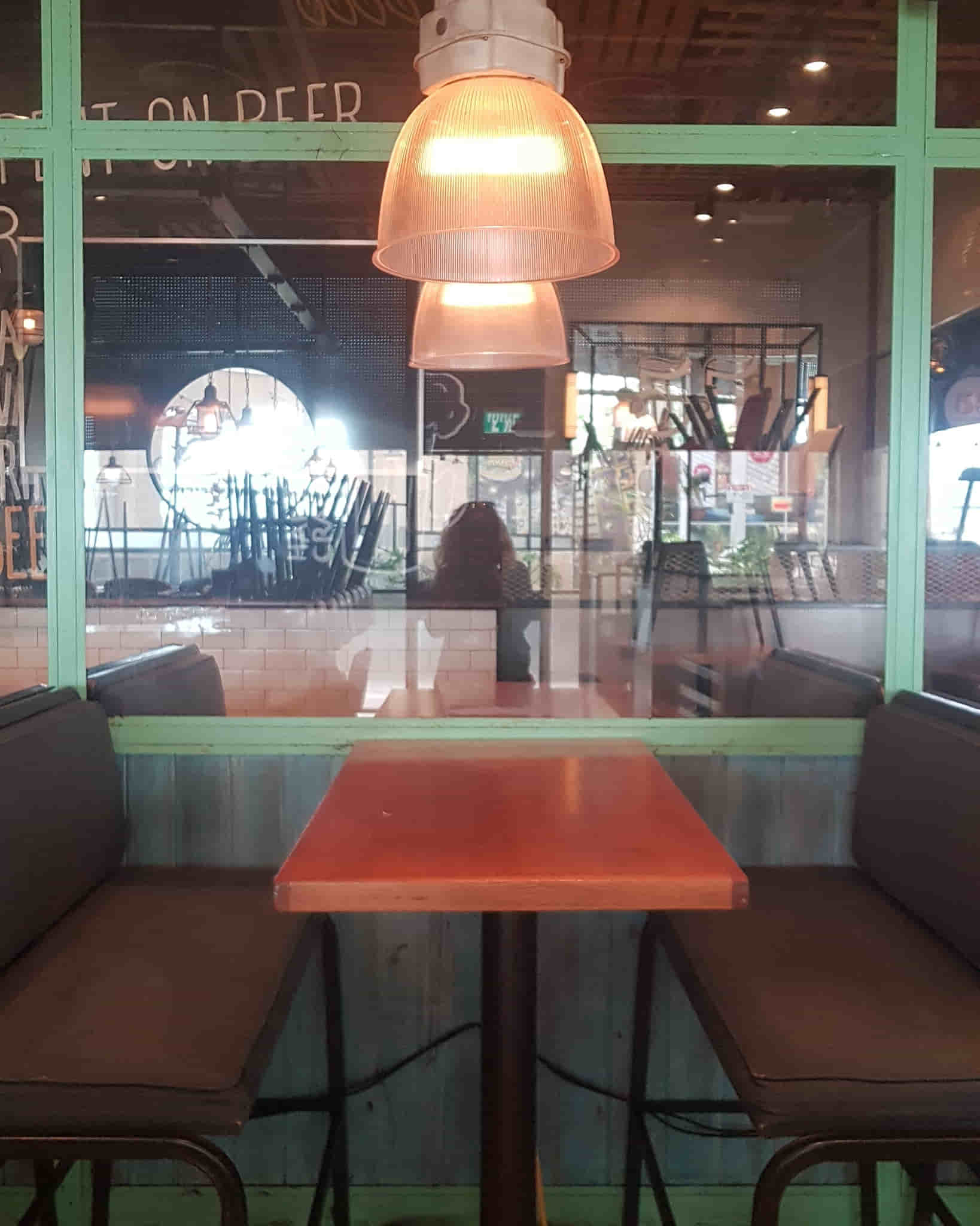 ניקוי שולחנות במסעדות