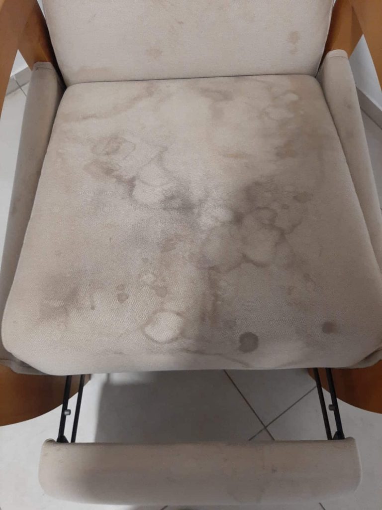 מושב ספה מלוכלך לפני הניקוי