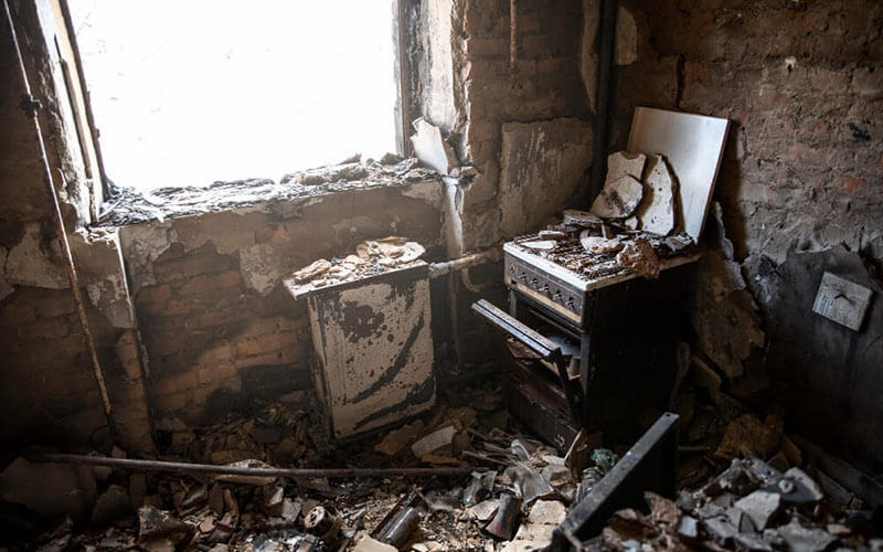 נזק במטבח לאחר שריפה לפני ניקיון