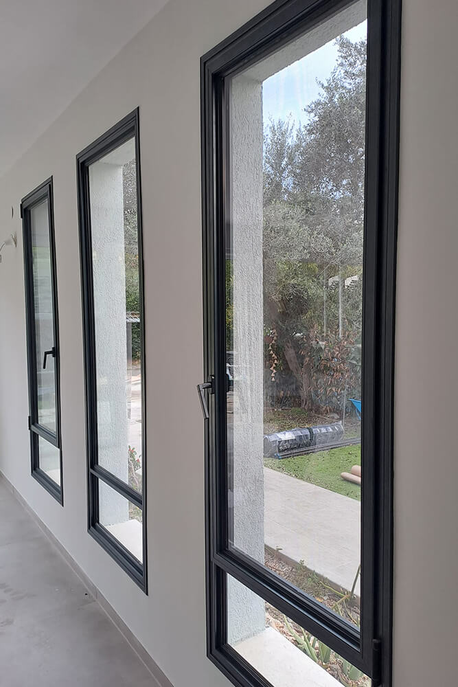 ניקוי יסודי של חלונות ומסילות בבית