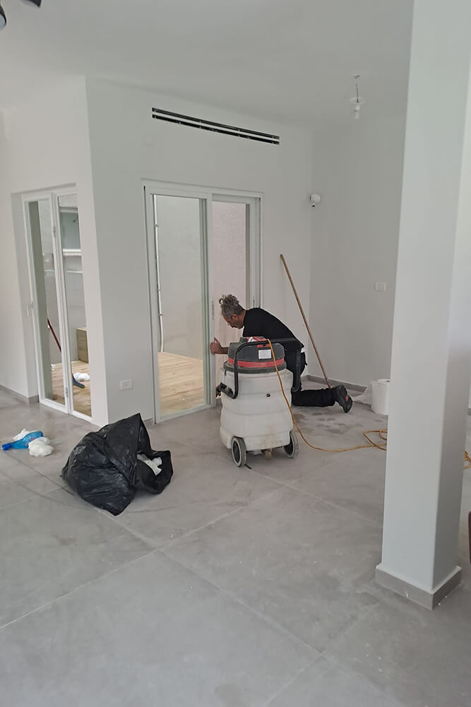 חברה לניקיון בתים מבצעת ניקיון בבית פרטי